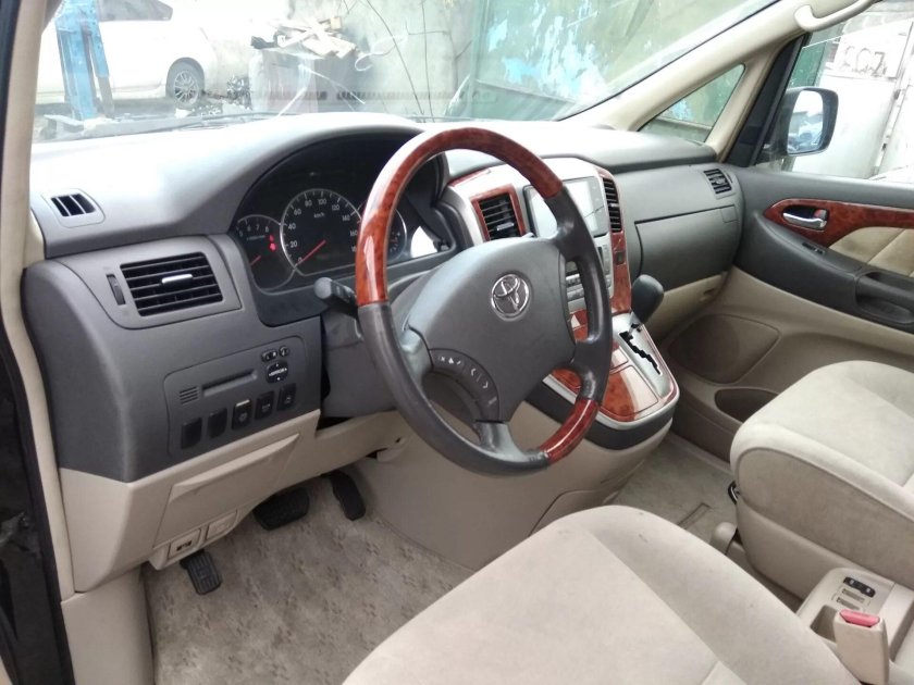 Toyota Alphard 2006 левый руль