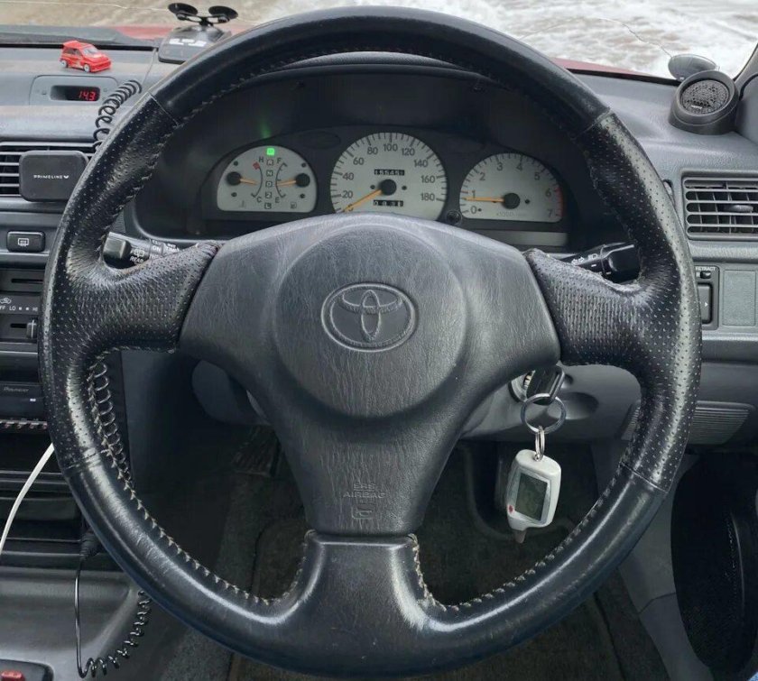 Трехспицевый руль Toyota