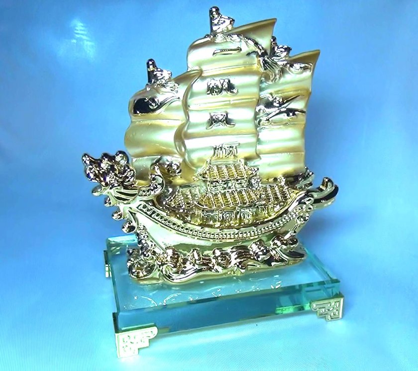 Фигурка корабля с золотом
