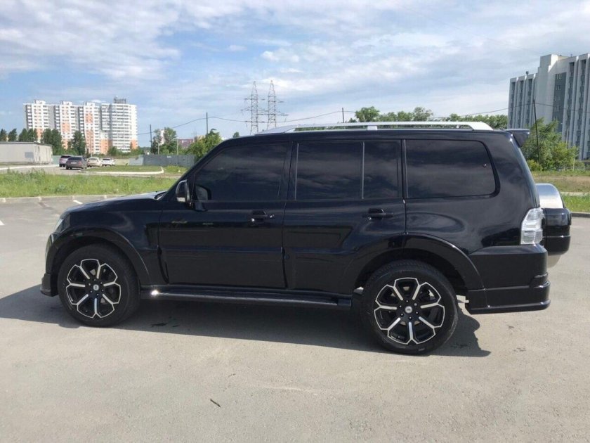 Mitsubishi Pajero 4 черный