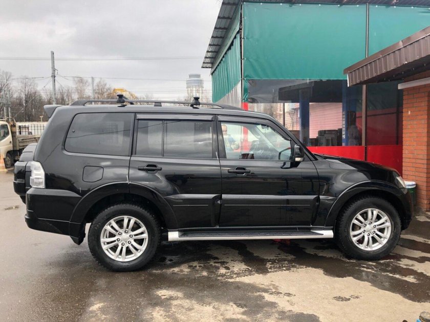 Mitsubishi Pajero 4 черный