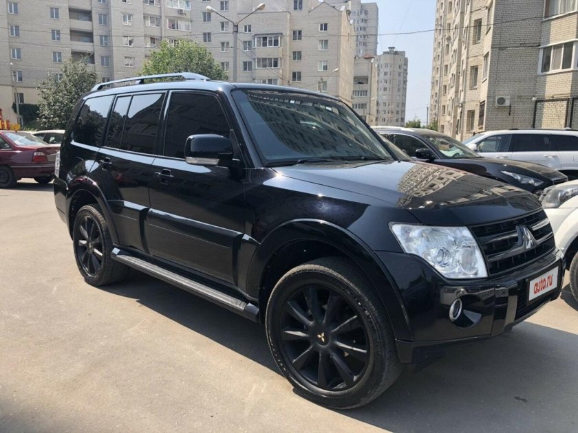 Mitsubishi Pajero 4 черный тонированный