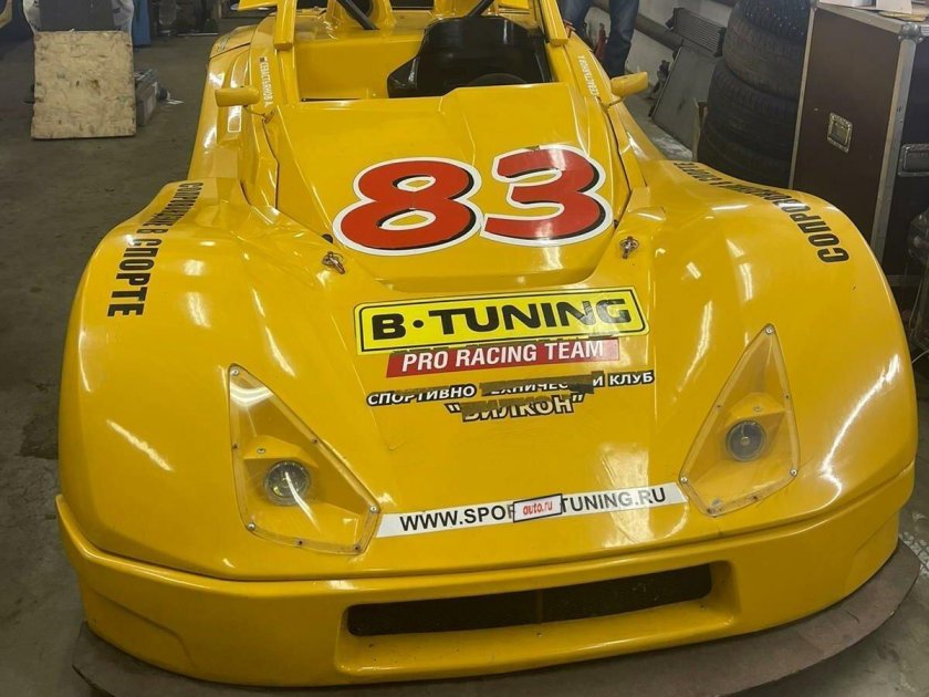 Желтая машина с чертями