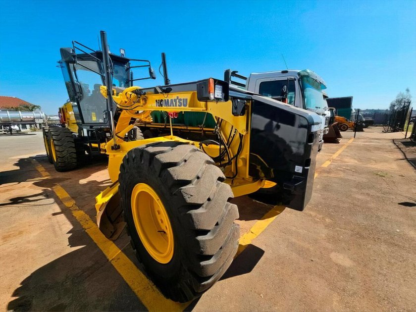 Грейдер комацу 825