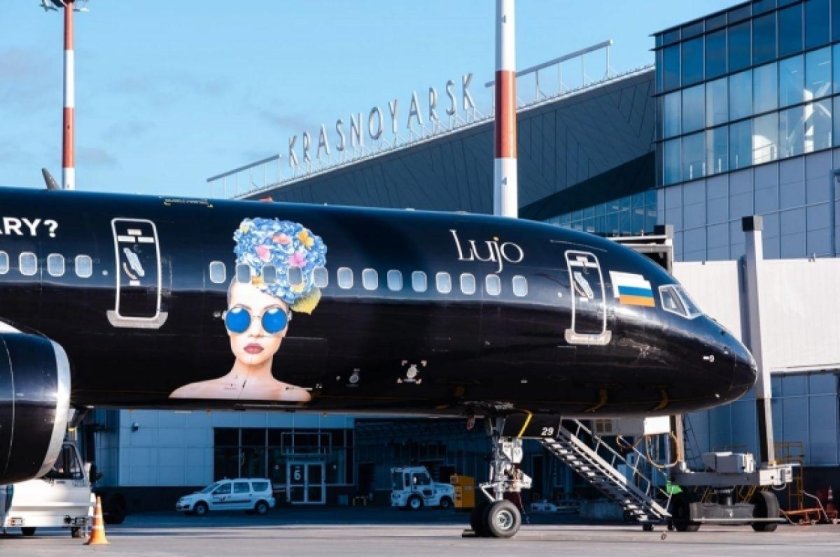 Черный самолет Азур Эйр