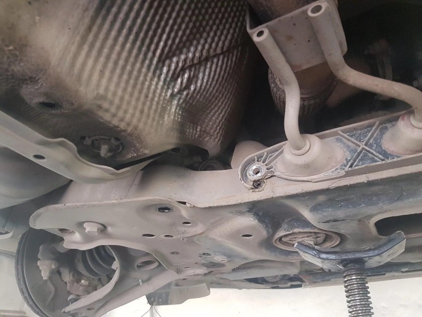 Сайлентблок переднего рычага на Шкода Йети 1.2