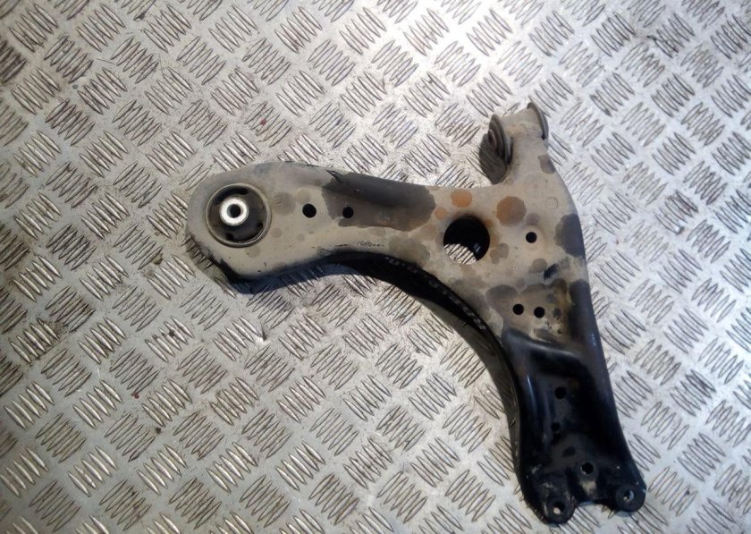 Рычаг передний правый Skoda Рапид