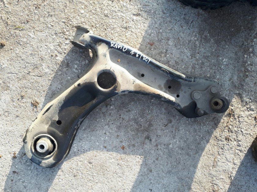 Рычаг передний правый Skoda Рапид