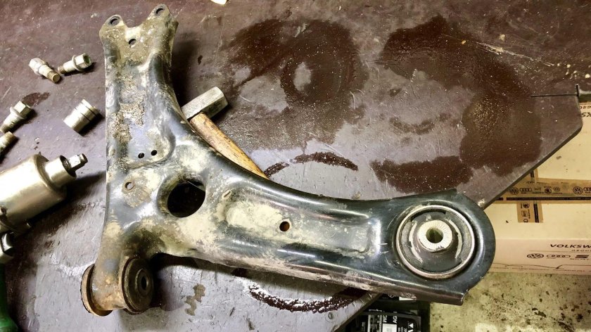 Сайлентблок переднего рычага Шкода Октавия а4