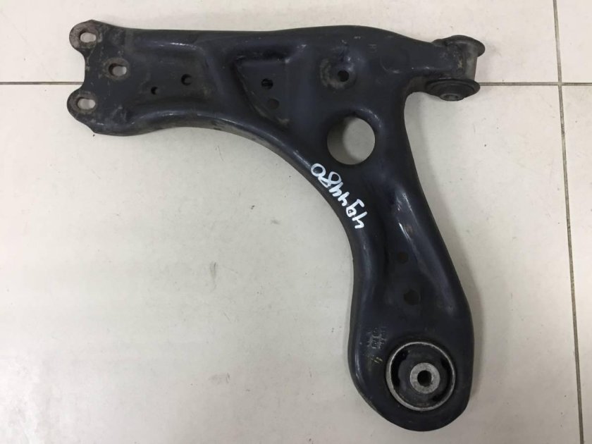 Передний рычаг Шкода Рапид