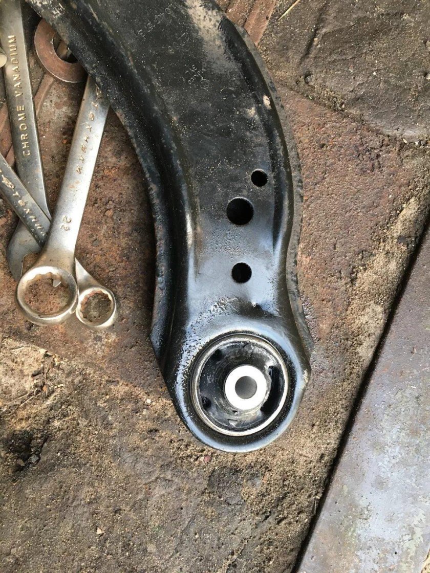 Передний рычаг Шкода Октавия а4