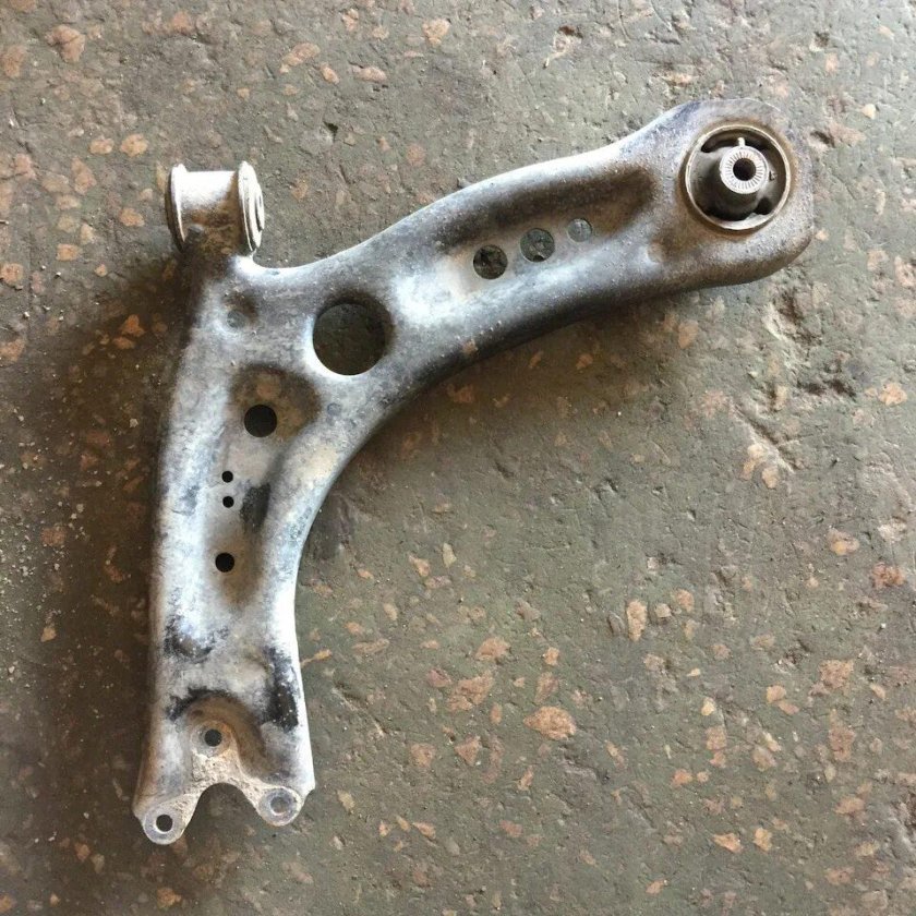 Передний рычаг Шкода Октавия а4