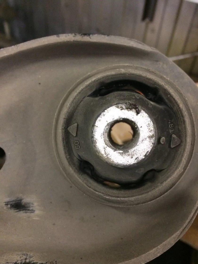 Сайлентблок передних рычагов Шкода Рапид