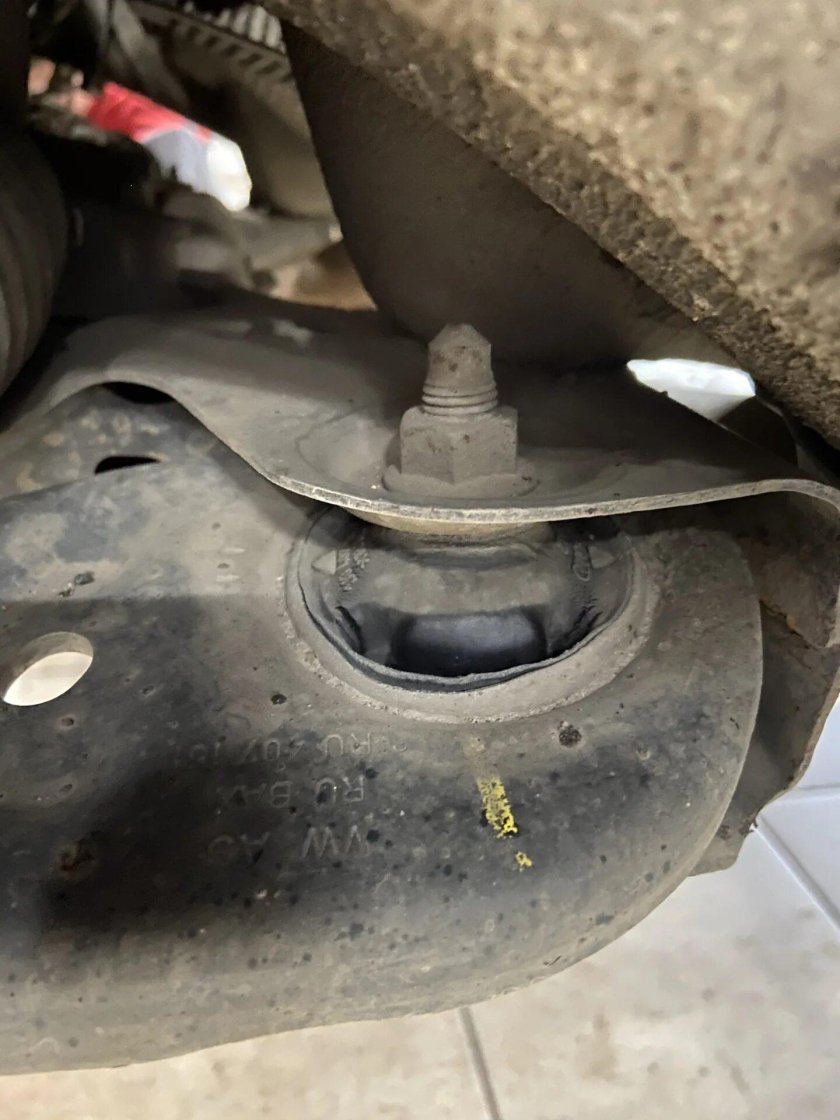 Сайлентблоки задние переднего рычага Рапид