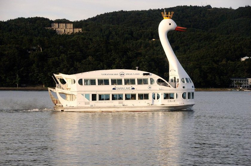 Теплоход белый лебедь