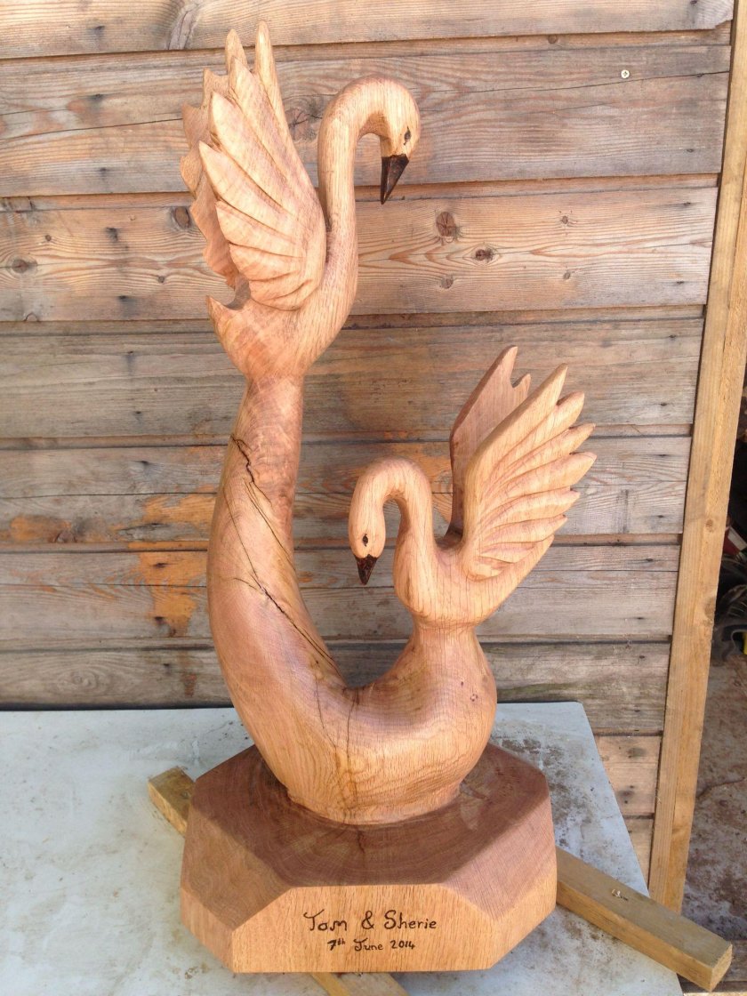 Резьба по дереву лебеди