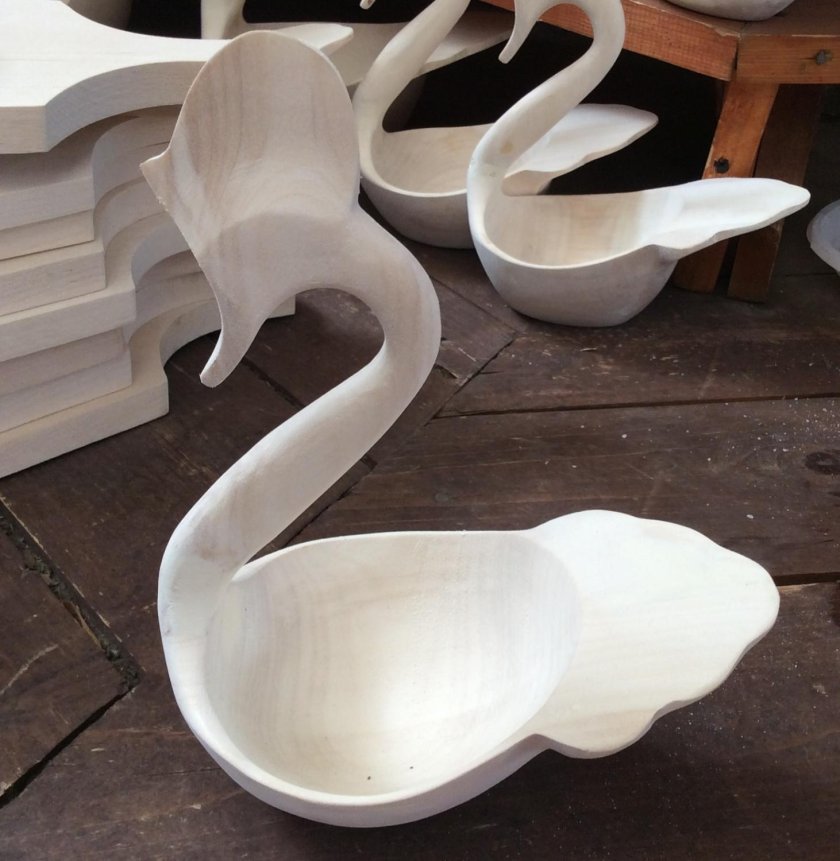 Лебедь из дерева