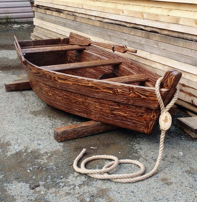 Лодка деревянная
