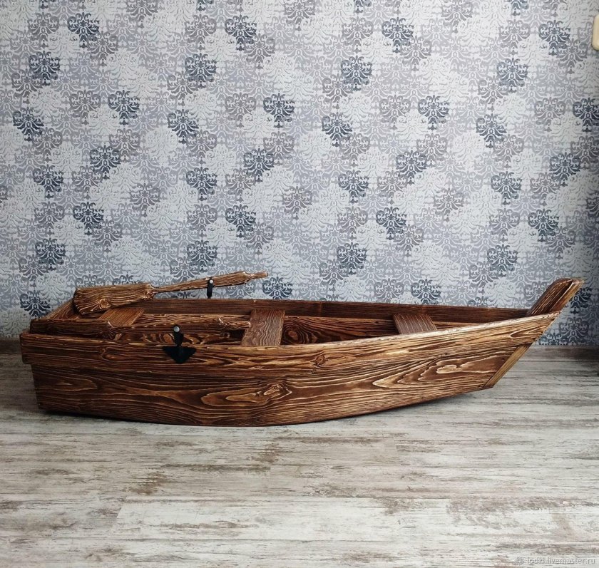 Лодка деревянная