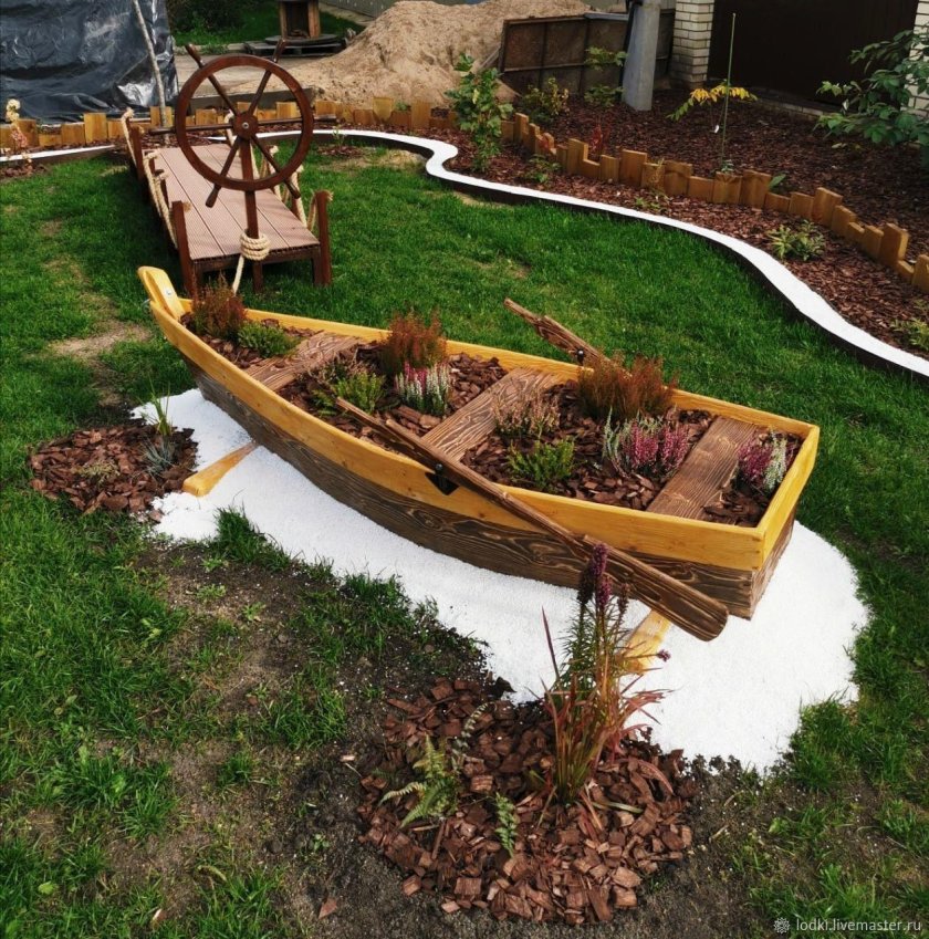 Лодка клумба деревянная