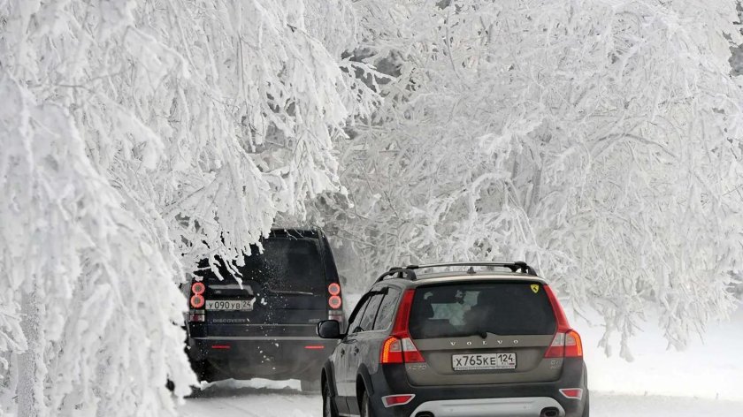 Машина на зимней дороге