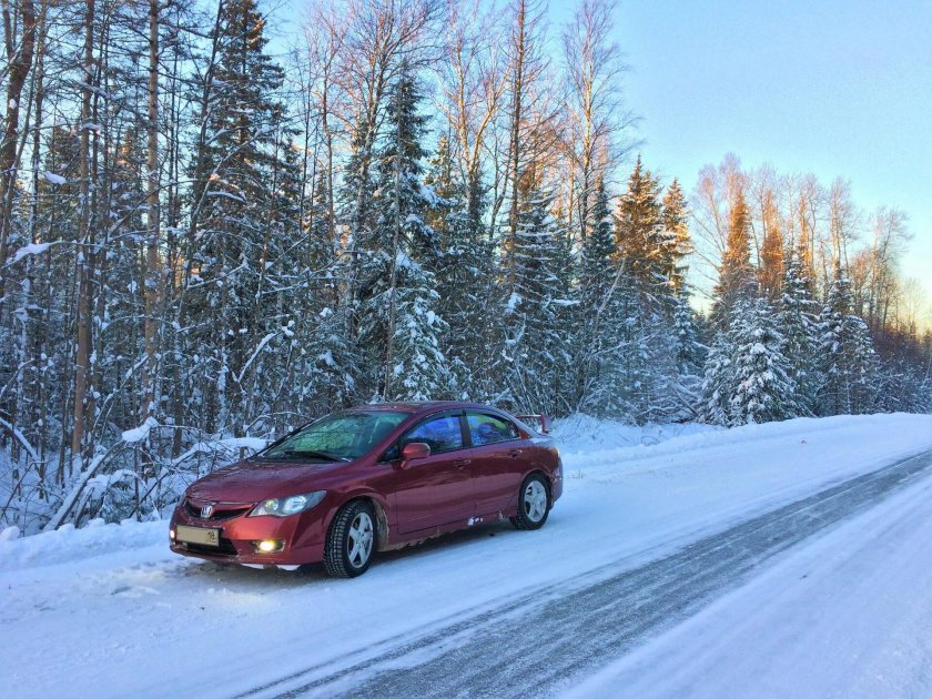 Зимний пейзаж с машиной