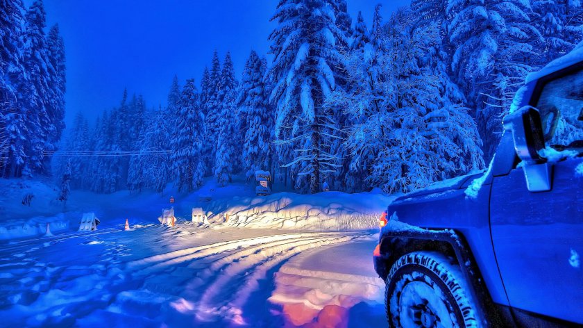 Машина в лесу зимой