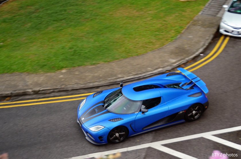 Голубая гоночная машина