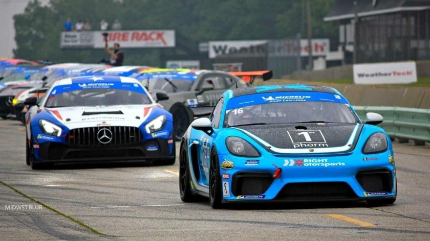 Синяя гоночная машина