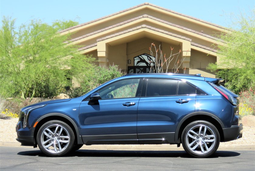 Cadillac xt4 белый