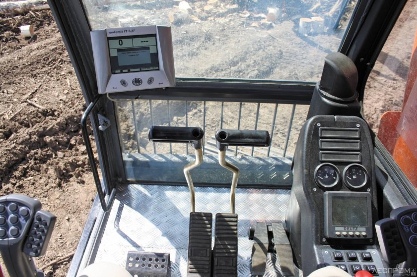 Гусеничный экскаватор