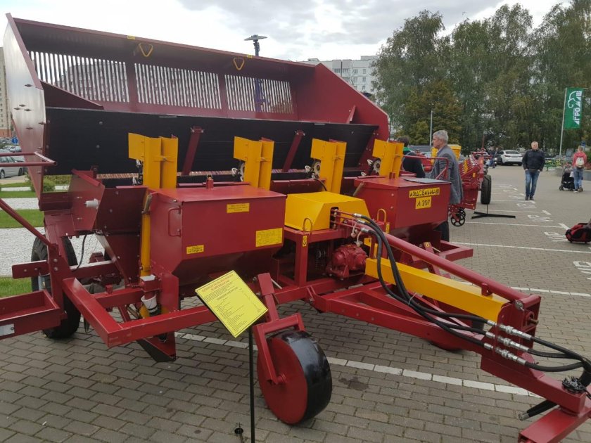 Картофелесажалка полунавесная четырехрядная л-207