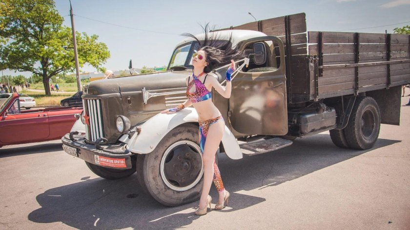 Девушка и ЗИЛ