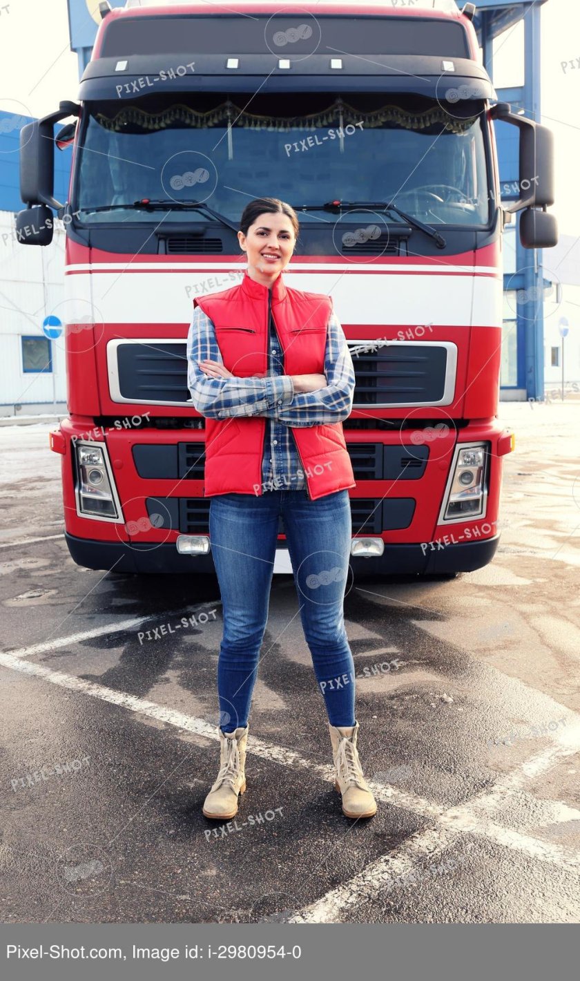 Женщина водитель грузовика