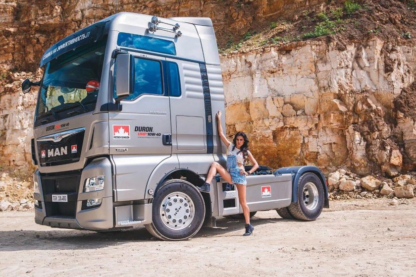 Девушки и Грузовики