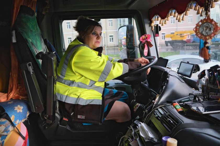 Женщина водитель грузовика