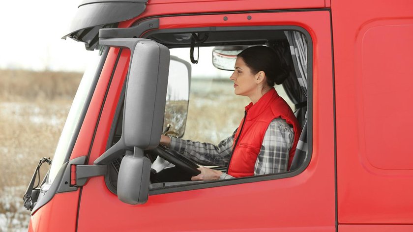Девушка водитель фуры