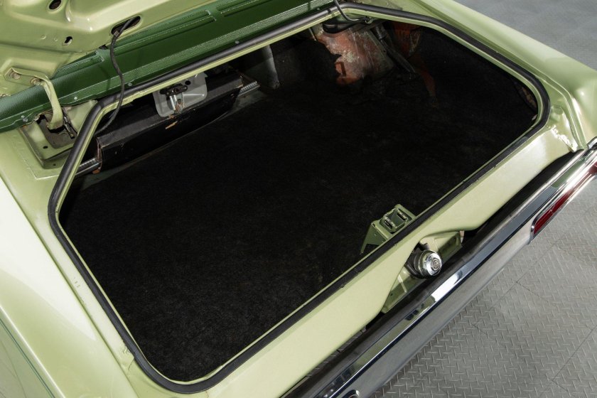 Автомобиль старый