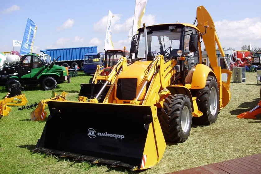 Экскаватор-погрузчик Амкодор 732