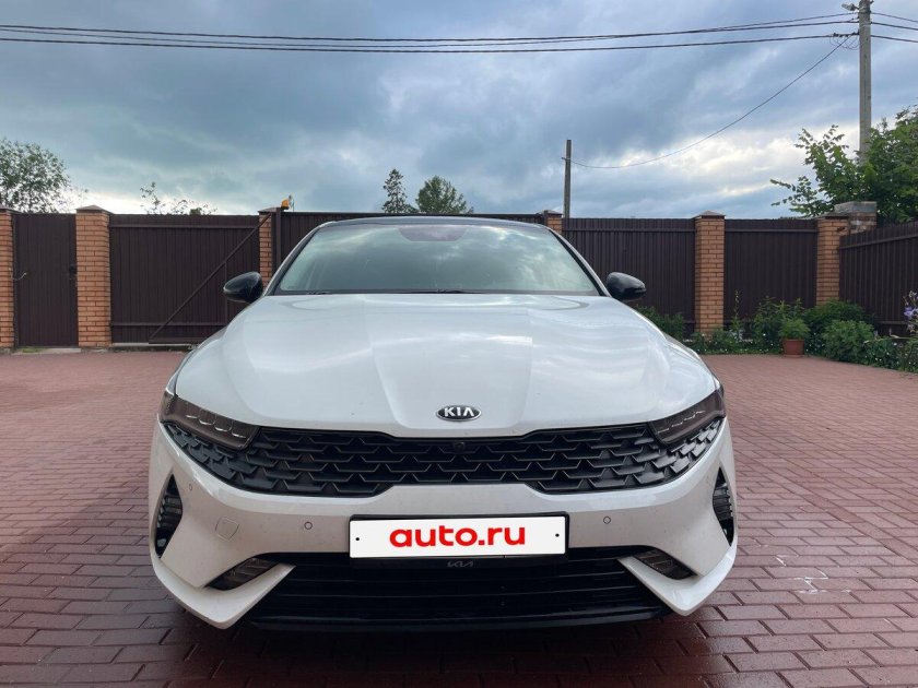 Белая киа к 5