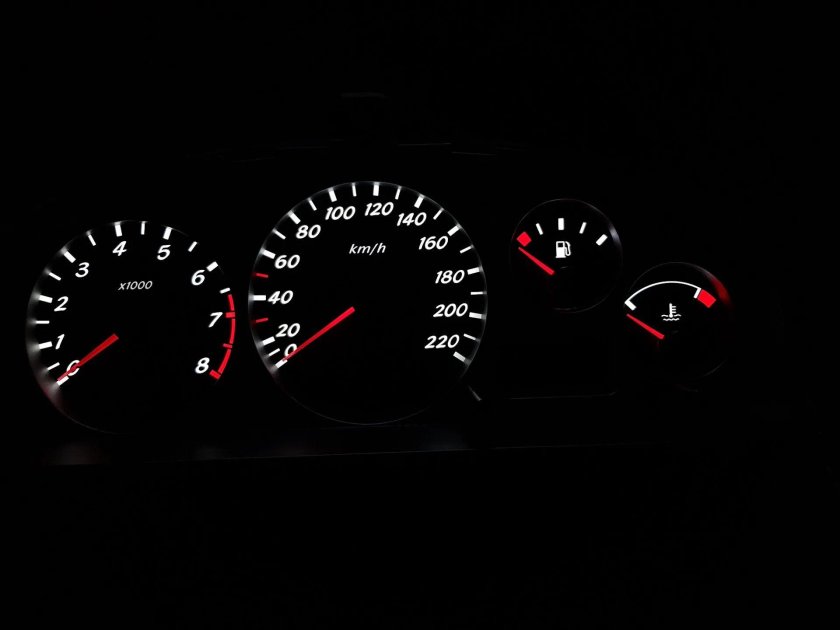 Nissan Almera n16 Пересвет приборной панели