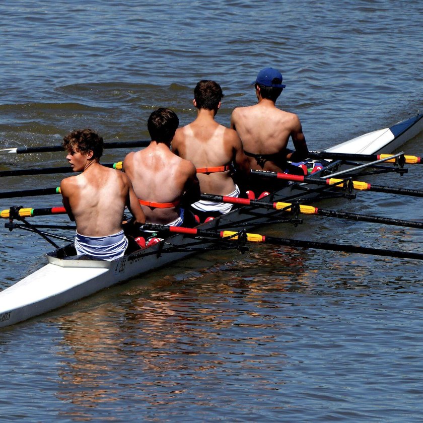 Академическая гребля лодка