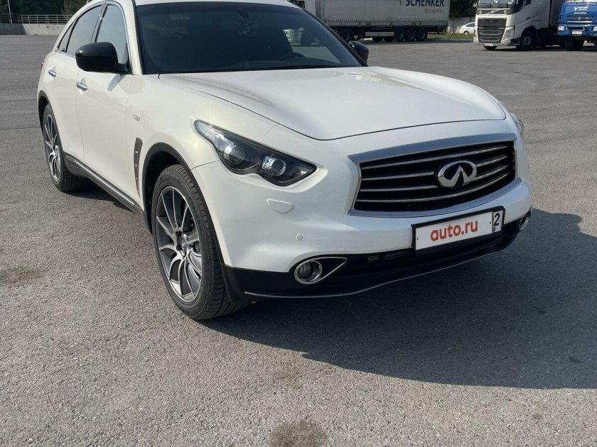 Белая инфинити