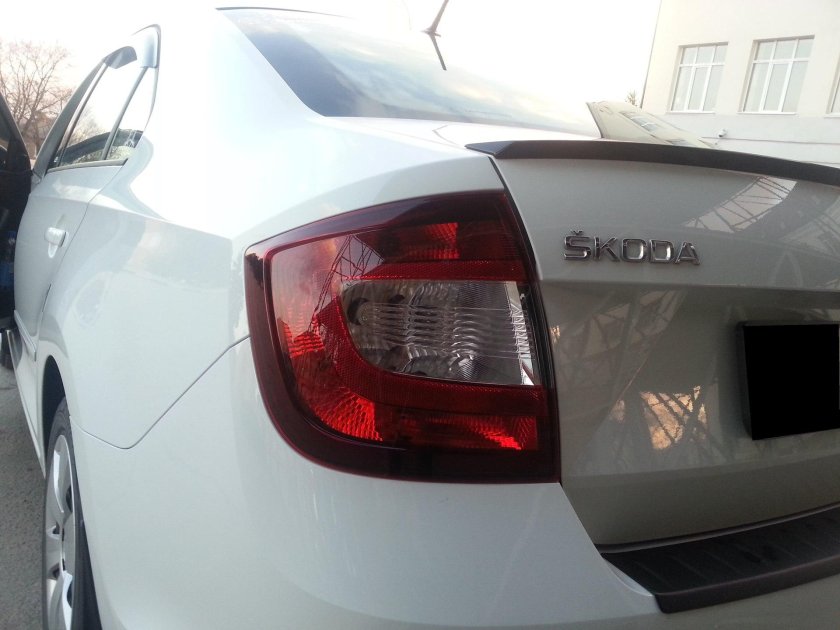 Шкода Рапид задний фонарь