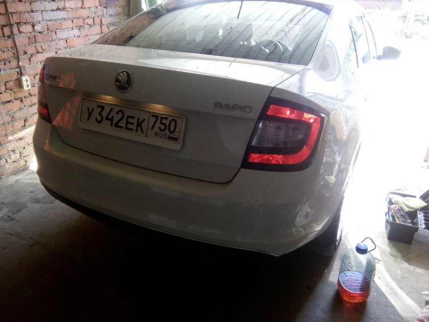Шкода Рапид задний фонарь