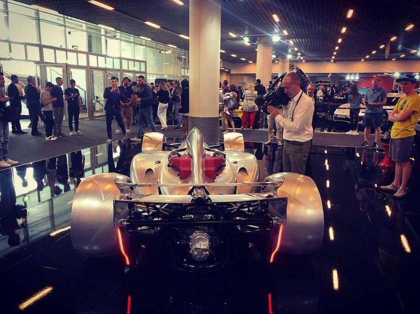 Автовыставка в Москве с болидом формулы 1