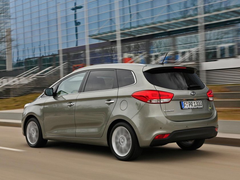 Kia Carens 4