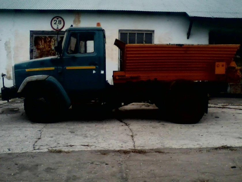 ЗИЛ 433362 пескоразбрасыватель