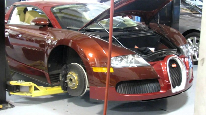 Бугатти Вейрон битый