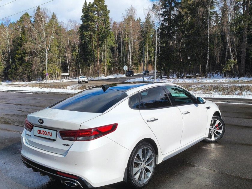 Белая киа оптима